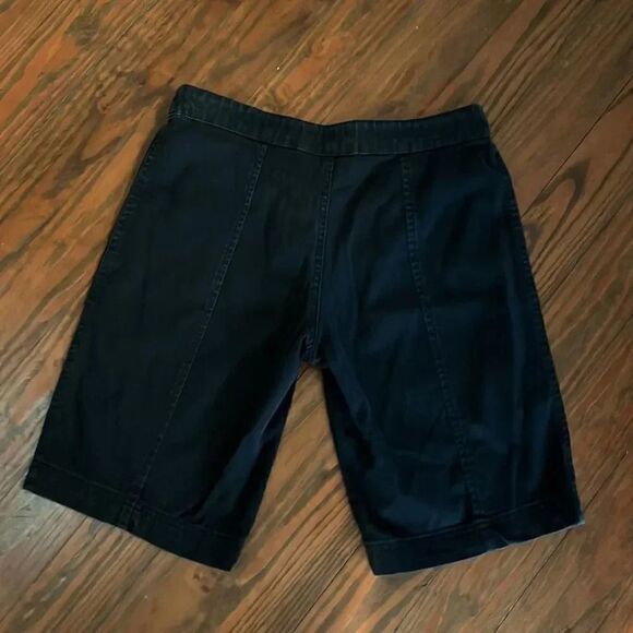 Athleta adorable casual shorts. Two faux pockets. Double button closure. Size 2 - Picture 3 of 3